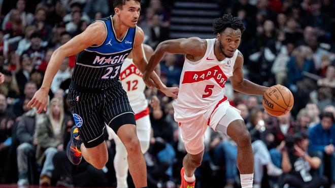 Basketball: Tristan da Silva (links) verlor mit Orlando gegen Toronto trotz 21-Punkte-Führung.