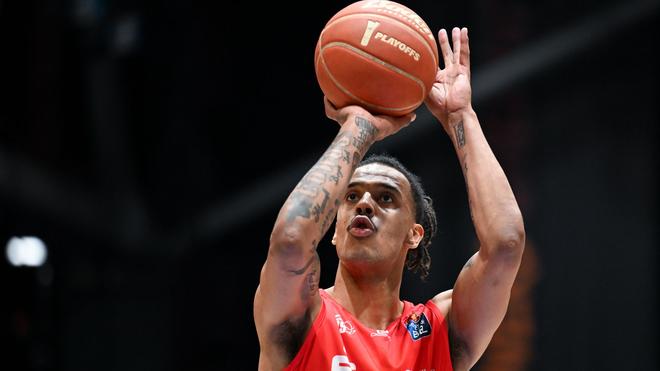 Basketball-Bundesliga: Kevin Yebo und die Bundesliga-Basketballer der Niners Chemnitz setzten sich zu Hause gegen die Gladiators Trier durch.