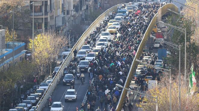 Demonstrationen: Nach den Protesten der vergangenen zwei Tage in Teheran hat Irans Präsident Peseschkian zum Dialog aufgerufen. (Archivbild)