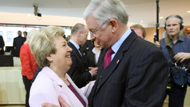 Trauer: Der damalige hessische Ministerpräsident Roland Koch (CDU) umarmt die ehemalige hessische FDP-Vorsitzende Ruth Wagner. (Archivbild)