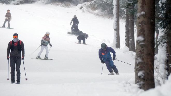 Wetter: In höheren Lagen hat sich über Nacht eine geschlossene Schneedecke gebildet – rechtzeitig für den Start der Skisaison in Oberwiesenthal. (Archivbild)