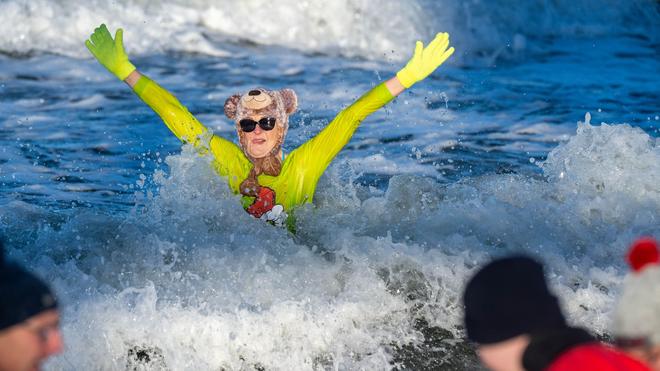 Abgehärtet ins neue Jahr: Gut abgehärtet haben sich Eisbader in Zinnowitz auf Usedom auf das neue Jahr vorbereitet.