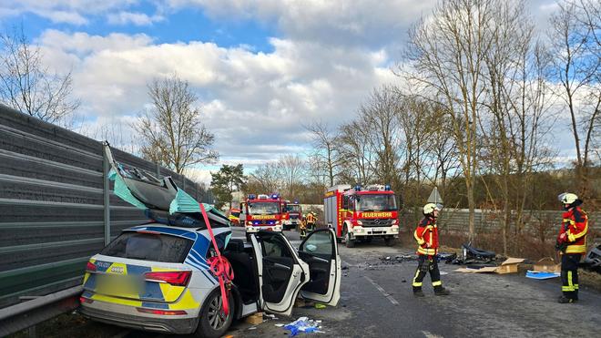 Verkehr: Bei einem Verkehrsunfall mit drei Fahrzeugen, darunter ein Polizeiauto, sind vier Menschen verletzt worden.