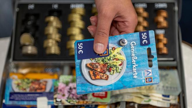 Migration: Tausch von Lebensmittelgutscheinen, die über Bezahlkarten gekauft wurden - in sogenannten Wechselstuben können Geflüchtete Bargeld erhalten. Die Karte soll das eigentlich verhindern.