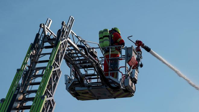 Landkreis Waldeck-Frankenberg: Bei einem Feuer auf einem Bauernhof im Kreis Waldeck-Frankenberg können 650 Milchkühe gerettet werden. (Symbolbild)