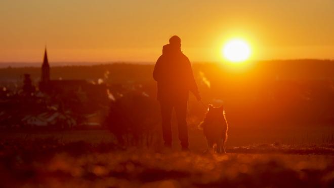 Fotografie: Ein Mädchen zeigt neue Euro-Münzen mit bulgarischen Symbolen.