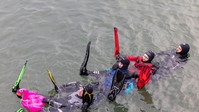 Eisige Kälte: Feuerwehrleute schwimmen im kalten Rhein