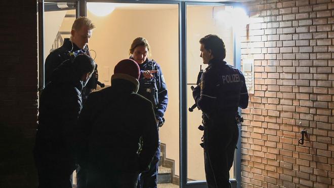 Mutmaßliche Auseinandersetzung: Die Polizei nahm den tatverdächtigen Jugendlichen noch vor Ort fest.