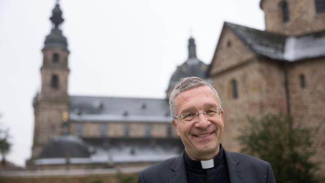 Jahreswechsel: Bischof Michael Gerber vor dem Fuldaer Dom. Der Oberhirte äußert sich zur Polarisierung der Gesellschaft. (Archivbild)