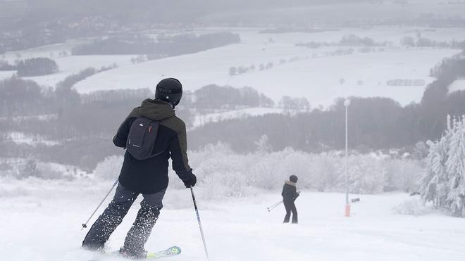 Wetter: Skifahrer können vom Neujahrstag an wieder auf der Wasserkuppe Richtung Tal gleiten. (Archivbild)