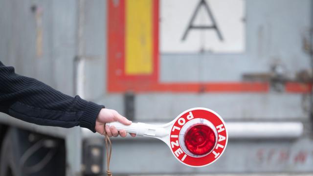 Drogen am Steuer: Lastwagenfahrer unter Drogen gefährdet Gegenverkehr