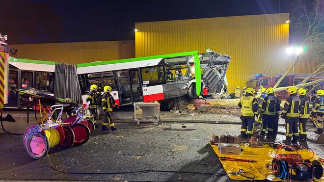 Unfall in Gelsenkirchen: Warum der Linienbus von der Straße abkam, war zunächst unklar.