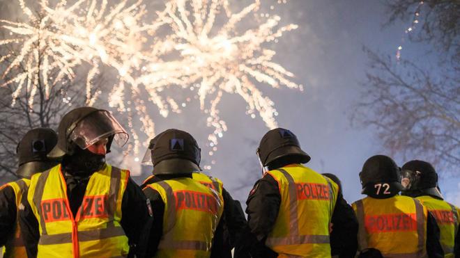 Silvester: Polizeikräfte sichern den Jahreswechsel – Silvester ist für viele ein Fest, für andere Arbeit. (Archivbild)