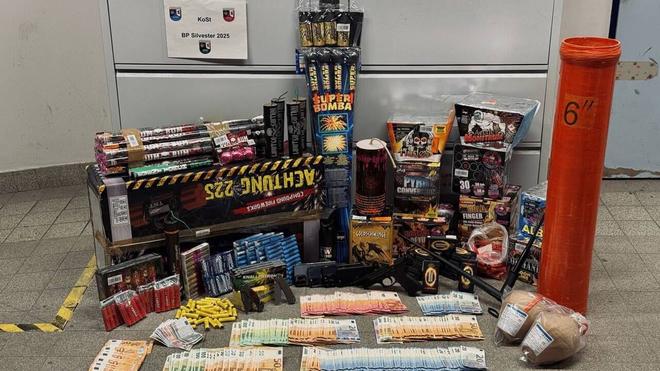 Kriminalität: Die Beamten fanden sowohl legale als auch illegale Feuerwerkskörper.