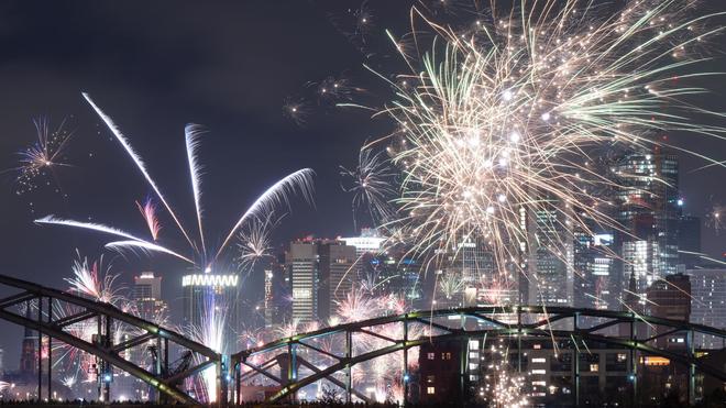 Jahreswechsel: So sieht alljährlich das Silvesterfeuerwerk vor der Bankenskyline in Frankfurt aus. (Archivbild)
