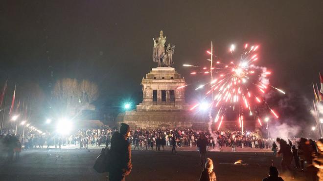 Jahreswechsel: Traditionsgemäß begrüßen beispielsweise in Koblenz am Deutschen Eck, dem Zusammenfluss von Rhein und Mosel, viele Feierfreunde mit Böllern und Raketen das neue Jahr. (Archivbild)