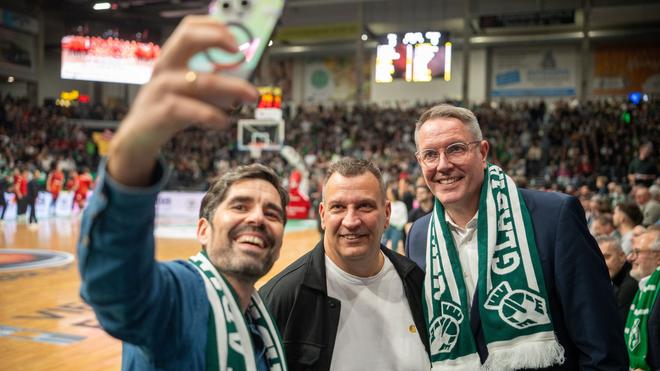 2026: Ministerpräsident Alexander Schweitzer (r) ist ein Basketballfan und hat früher selbst gespielt. (Archivbild)
