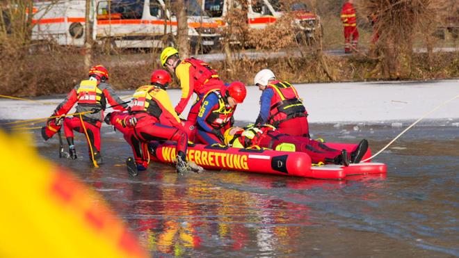 Notfallübung: Die Wasserrettung übt einen Einsatz an einem zugefrorenen See.