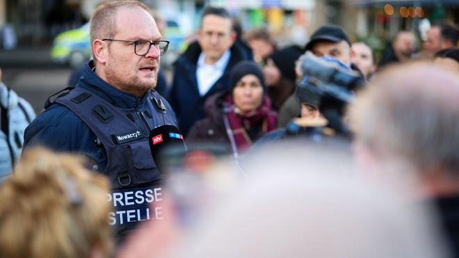 Millionen-Einbruch: Die Ermittler prüfen Videosequenzen aus einem angrenzenden Parkhaus mit maskierten Personen und zwei Fahrzeugen.