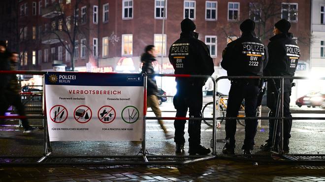 Gefährliche Silvester-Böllerei: Die Berliner Polizei nimmt schon vor Mitternacht mehr als 100 Menschen fest.