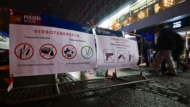 Silvester: Das ausgeweitete Böllerverbot am Alexanderplatz wirkt offensichtlich.