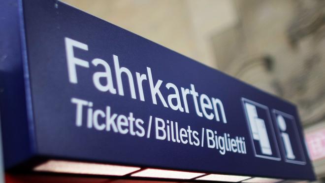 Kriminalität: Auch Fahrkartenautomaten haben Bargeld - das hat in Maintal-Bischofsheim nächtliche Täter angelockt. (Symbolbild)