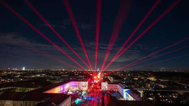 Silvesterparty: Mehrere Tausend feiern Silvester auf Münchens Ludwigstraße