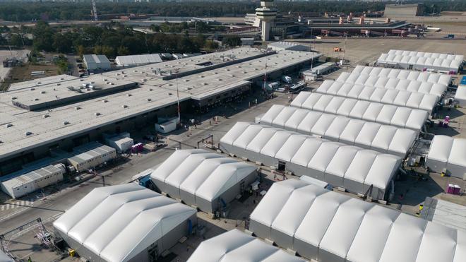 Migration: Die große Notunterkunft für Geflüchtete in Berlin Tegel wurde ab März 2022 aufgebaut. (Archivbild)