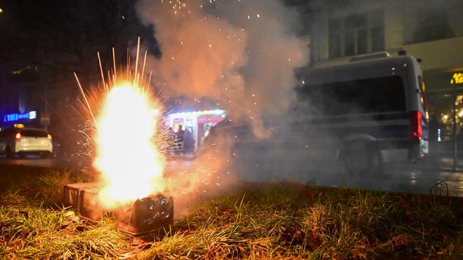 Unfälle mit Böllern: Das Unfallkrankenhaus Berlin meldet zahlreiche schwer verletzte Menschen durch Böllerexplosionen.