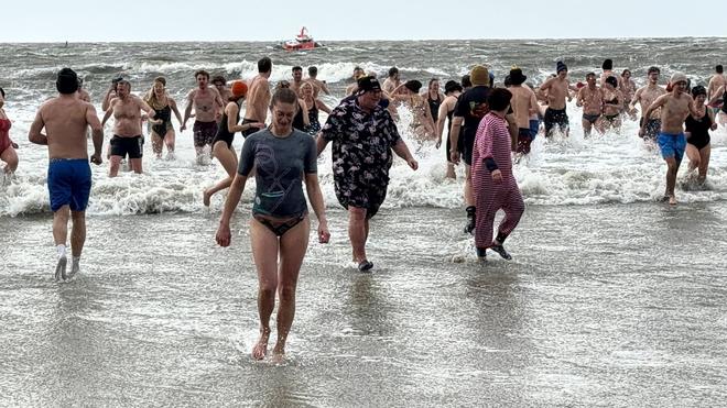Neujahrstradition: Bei Schneeregen stiegen Hunderte Schwimmer auf Norderney ins Wasser.