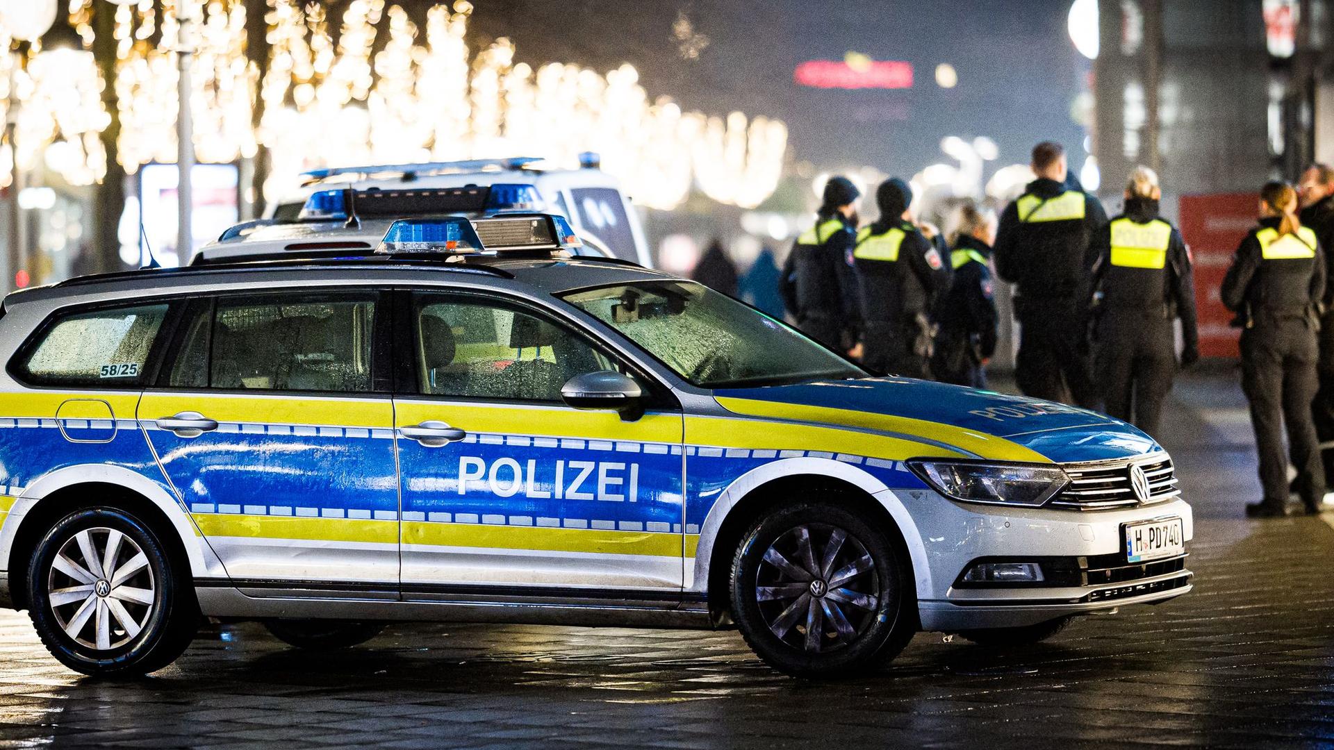 Vorfälle an Silvester: "Erschreckend": Angriffe mit Pyrotechnik auf Einsatzkräfte