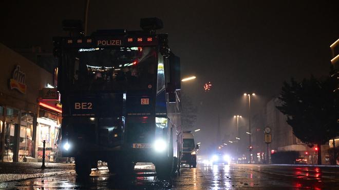 Angriffe und Zerstörungen: In der Silvesternacht in Berlin wird die Polizei zu 2.340 Einsätzen gerufen.
