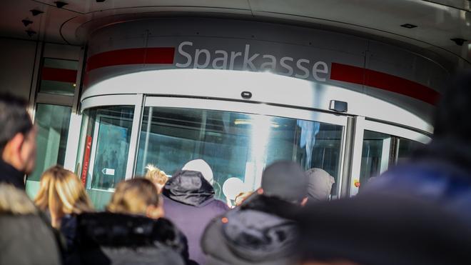 Millionen-Einbruch: Nach dem spektakulären Bankeinbruch in Gelsenkirchen hat sich aus Dutzenden eingegangen Hinweisen noch keine heiße Spur auf die Täter ergeben. (Archivfoto)