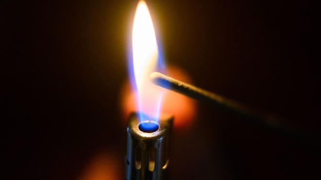 Jahreswechsel: Eine Silvesterrakete ist im Kreis Unna mutmaßlich durch ein Fenster in eine Trauerhalle geflogen und hat einen Brand verursacht. (Symbolbild)