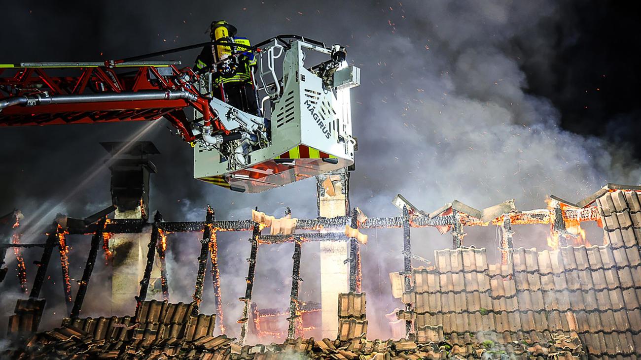 Brände: Drei Dachstühle brennen in Hagen