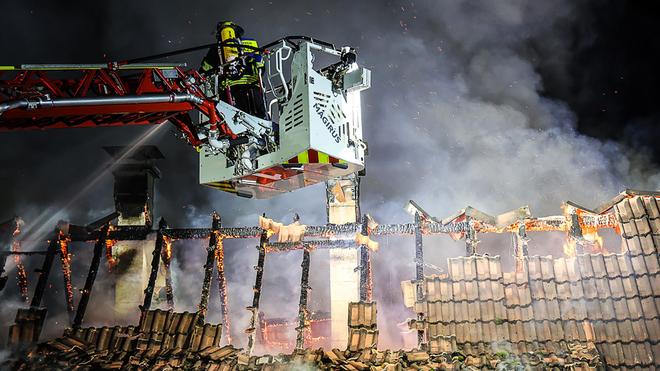 Brände: In Hagen brennen in der Silvesternacht drei Dachstühle. Die Löscharbeiten gestalten sich schwierig.