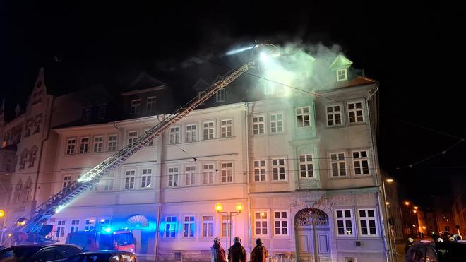 Jahreswechsel: Das Feuer griff später auch auf weitere Dachstühle des historischen Gebäudekomplexes über.