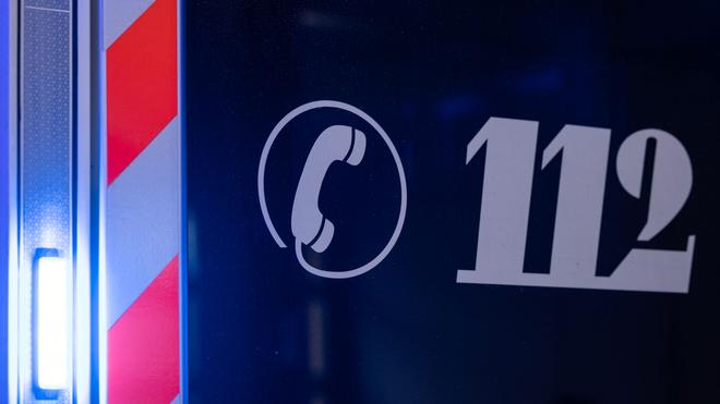 Unfälle: Ein 19 Jahre alter Autofahrer wird nach einem Unfall bei Göttingen schwer verletzt in ein Krankenhaus gebracht. (Symbolbild)