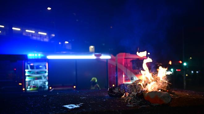 Brände an Silvester: Hunderte Einsätze fährt die Berliner Feuerwehr in den Stunden nach Mitternacht.