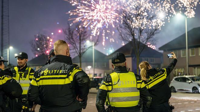 Jahreswechsel: In einigen niederländischen Städten wurde die Polizei mit Böllern beworfen.