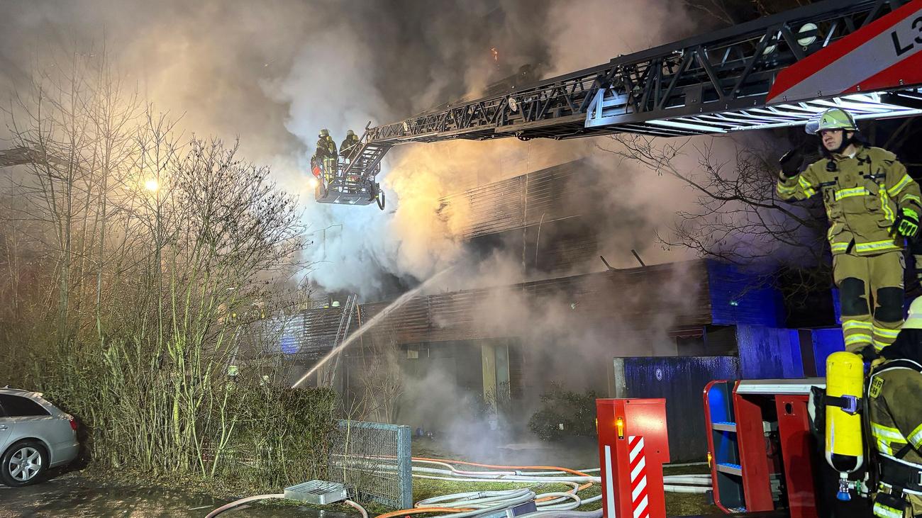 Brände: Mehrfamilienhaus brennt – Bewohner finden in Halle Zuflucht