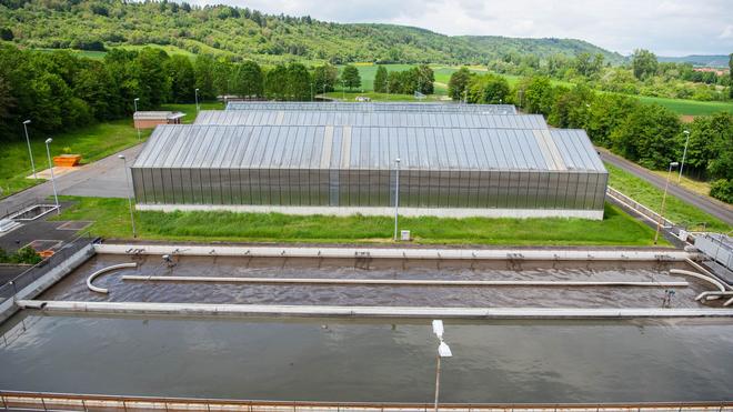 Notfälle: Der Tote trieb nach Angaben der Polizei in einem Klärschlammbecken. (Symbolbild)