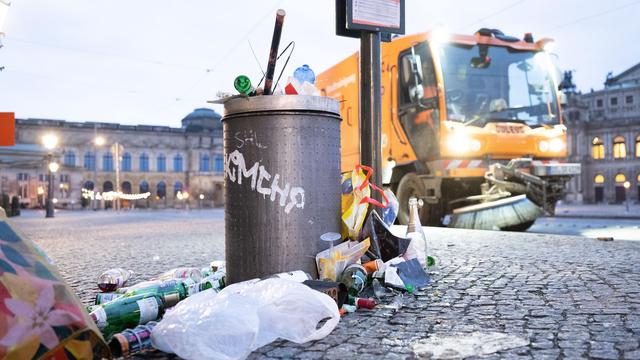Dresden: Neujahrsputz: Stadtreinigung beseitigt Silvestermüll