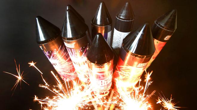 Mehrere Verletzte: Eine fehlgeleitete Silvesterrakete hat eine Prügelei mit mehreren beteiligten Menschen ausgelöst. (Symbolbild)