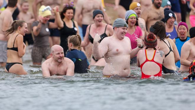Neujahrsschwimmen: Bei Temperaturen knapp über dem Gefrierpunkt sind bei einem Neujahrsschwimmen in Wesel rund 250 Unerschrockene in den Auesee gegangen.