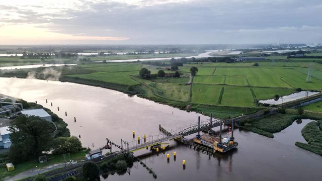Zugverkehr unterbrochen: Schiff kollidiert mit Bahnbrücke bei Elsfleth