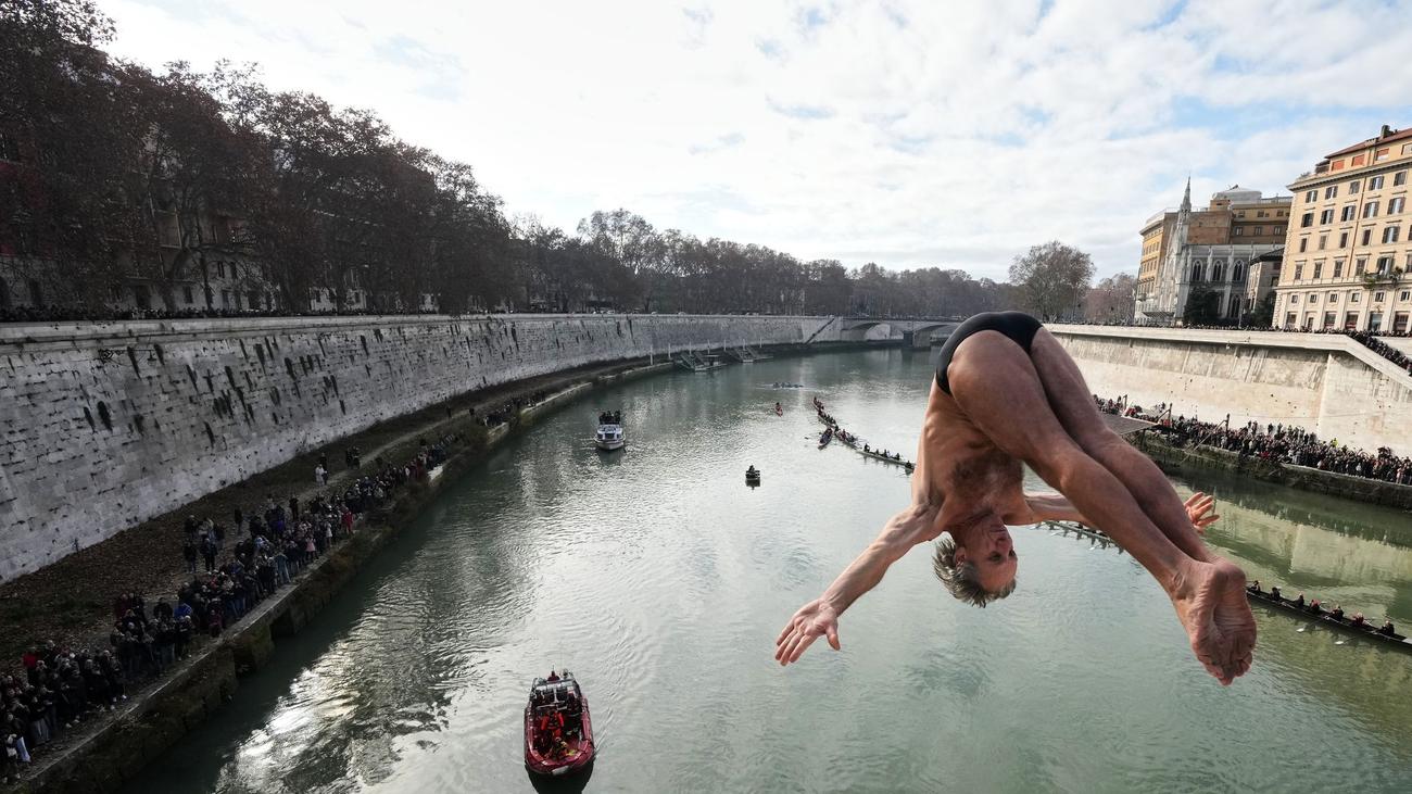 Neujahrsbrauch in Rom: Spektakuläres Neujahrsspringen in den Tiber in Rom