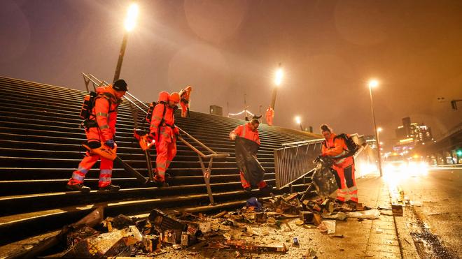 Abfall: Rund 80 Mitarbeiter der Stadtreinigung waren in der Nacht und am Neujahrsmorgen tätig.