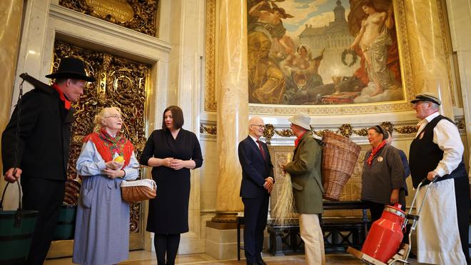 Brauchtum: Bürgerinnen und Bürger, gekleidet in historischen Kostümen, besuchen das Rathaus.