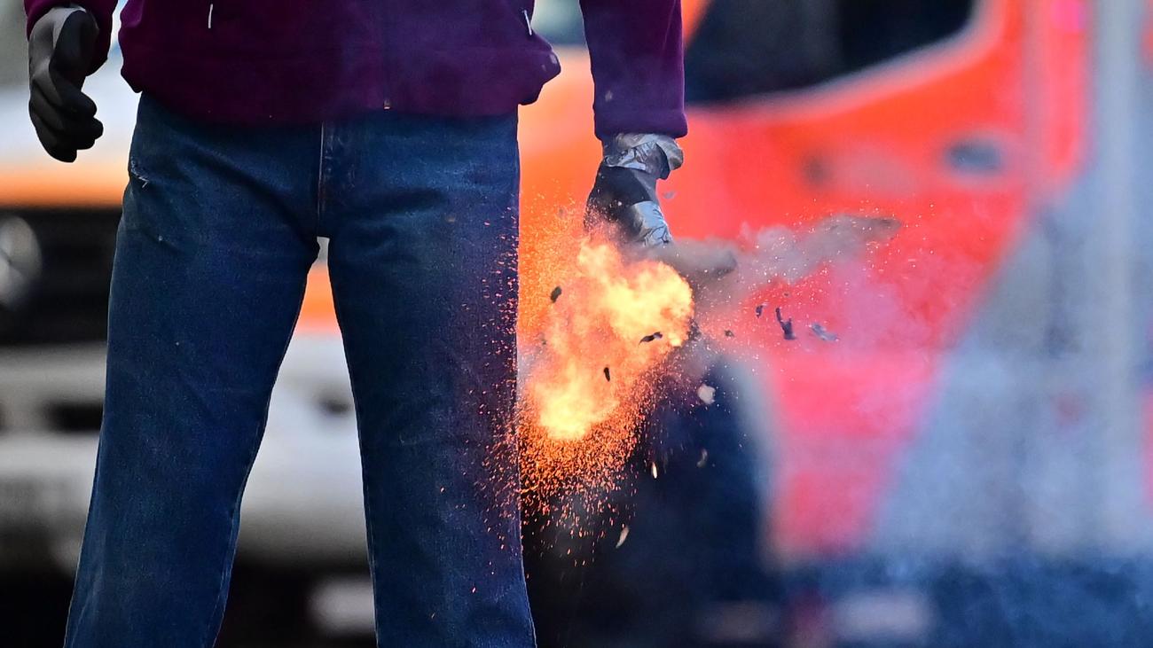 Erste Bilanz: Viele Brände und mehrere Schwerverletzte in Silvesternacht